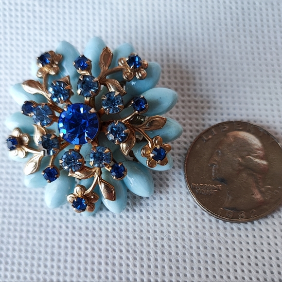 Light Blue Gold Tone Unsigned Vintage Brooch Sapphire Rhinestones Plastic Petals - Picture 3 of 4